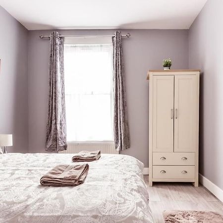 4 Bedroom House, 2 Min Walk From Station London Exterior foto