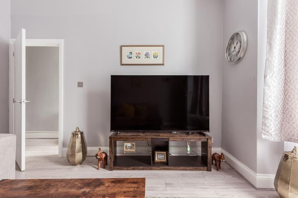4 Bedroom House, 2 Min Walk From Station London Exterior foto