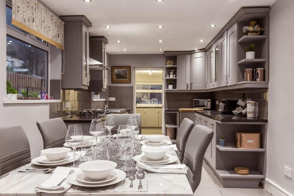4 Bedroom House, 2 Min Walk From Station London Exterior foto
