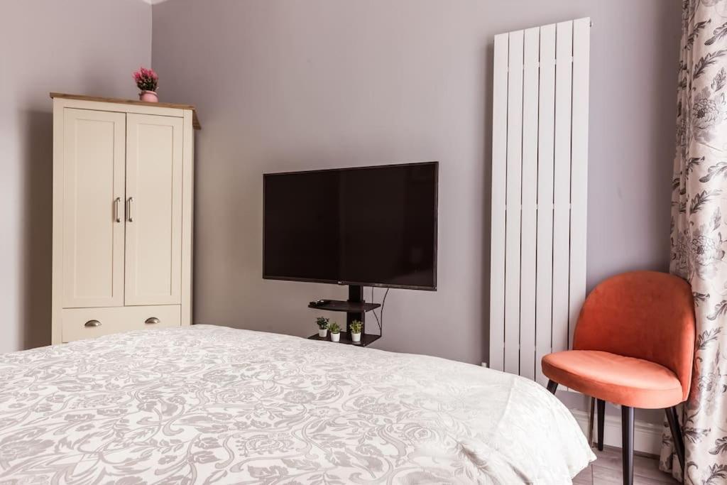 4 Bedroom House, 2 Min Walk From Station London Exterior foto