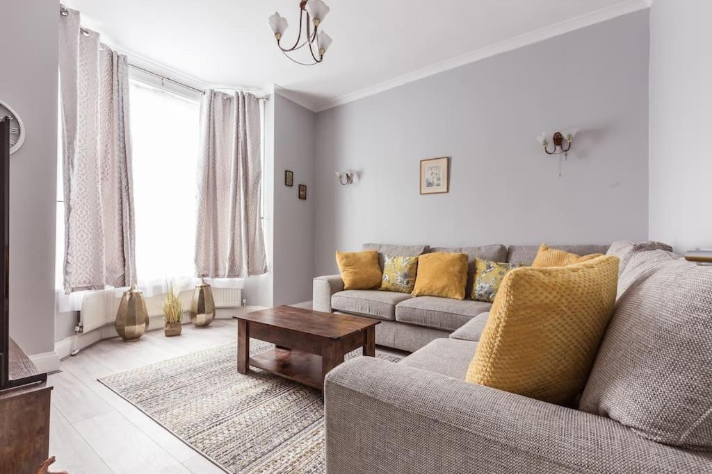 4 Bedroom House, 2 Min Walk From Station London Exterior foto