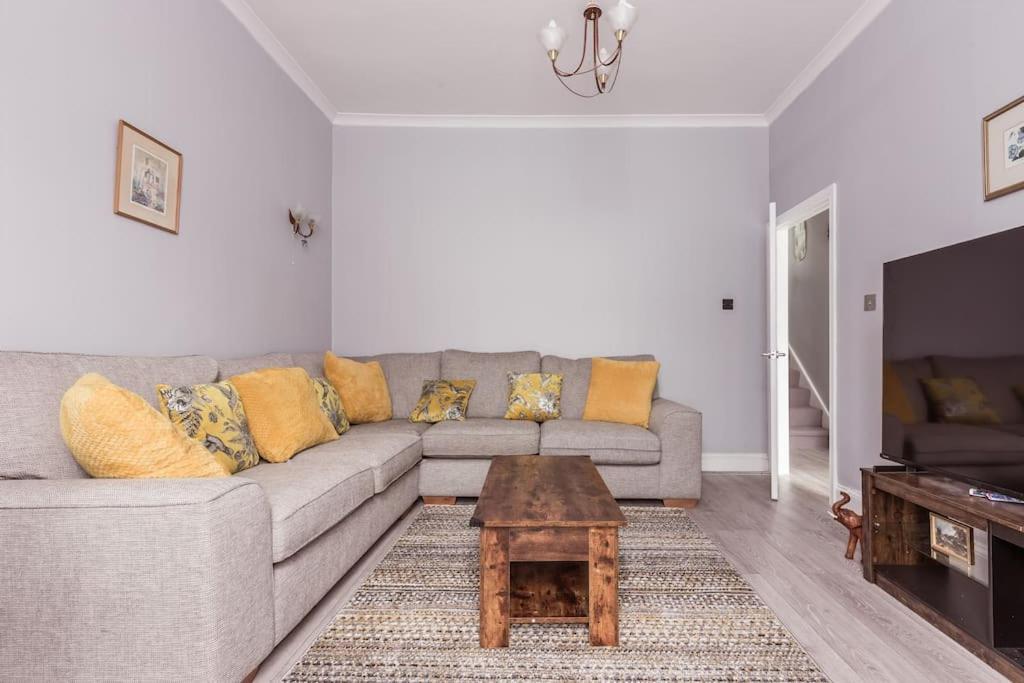 4 Bedroom House, 2 Min Walk From Station London Exterior foto