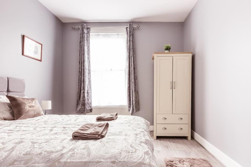 4 Bedroom House, 2 Min Walk From Station London Exterior foto