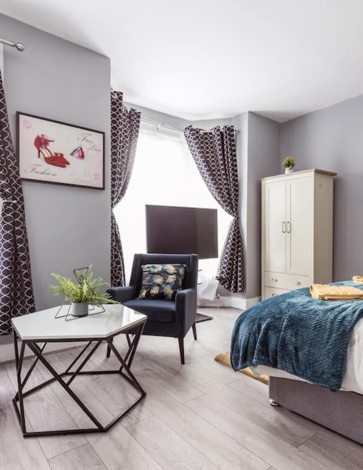 4 Bedroom House, 2 Min Walk From Station London Exterior foto