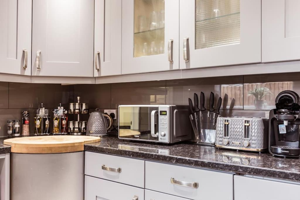 4 Bedroom House, 2 Min Walk From Station London Exterior foto