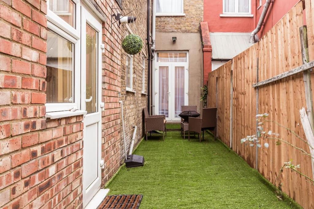 4 Bedroom House, 2 Min Walk From Station London Exterior foto