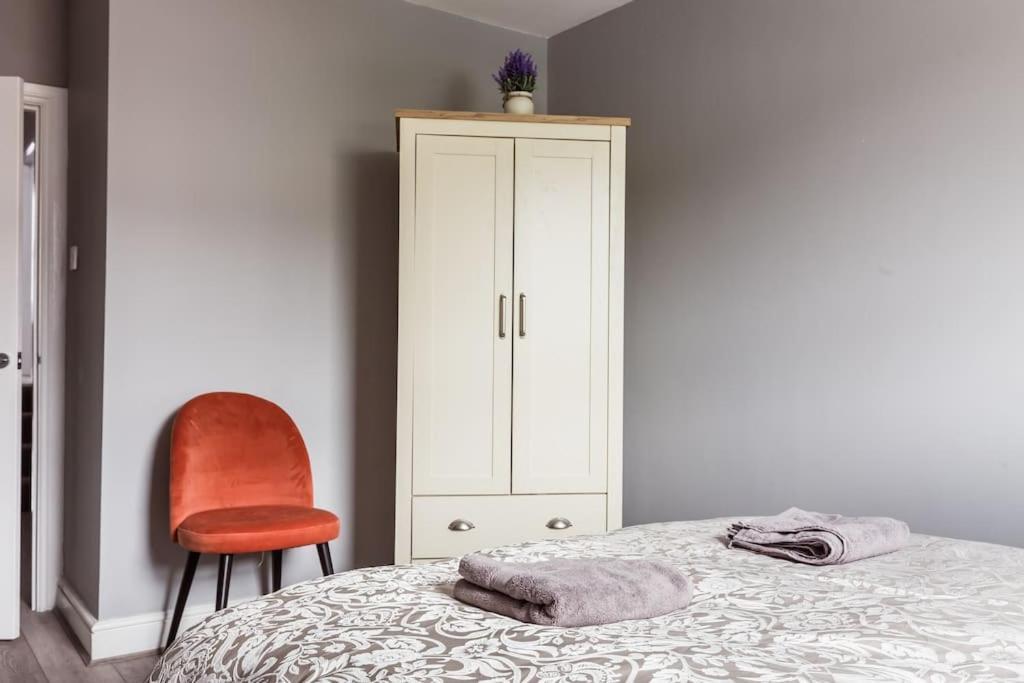 4 Bedroom House, 2 Min Walk From Station London Exterior foto